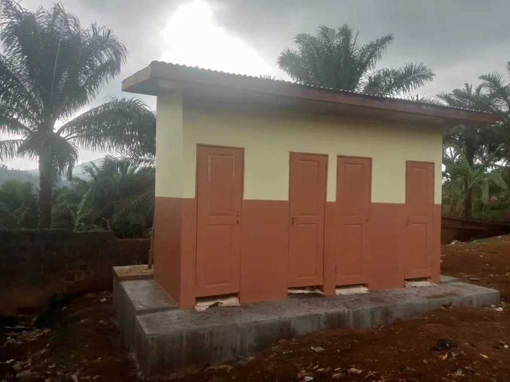 Neue Sanitäranlage der Grundschule Notre Dame in Banka